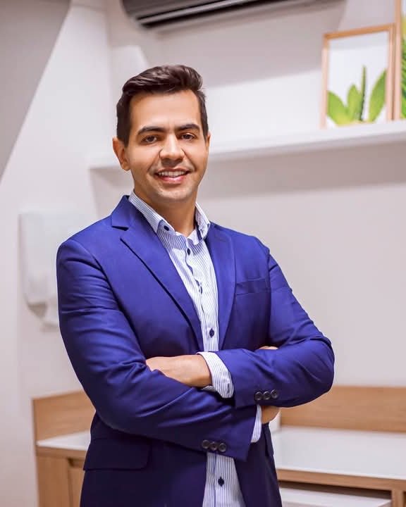 André Romano, enfermeiro esteta, no consultório em Blumenau